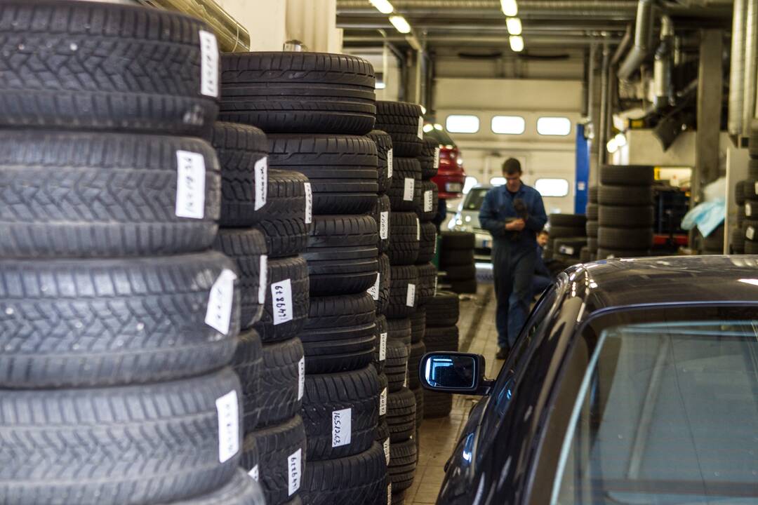 Vairuotojai užkišo automobilių dirbtuves: delsiantys gali likti „ant ledo“