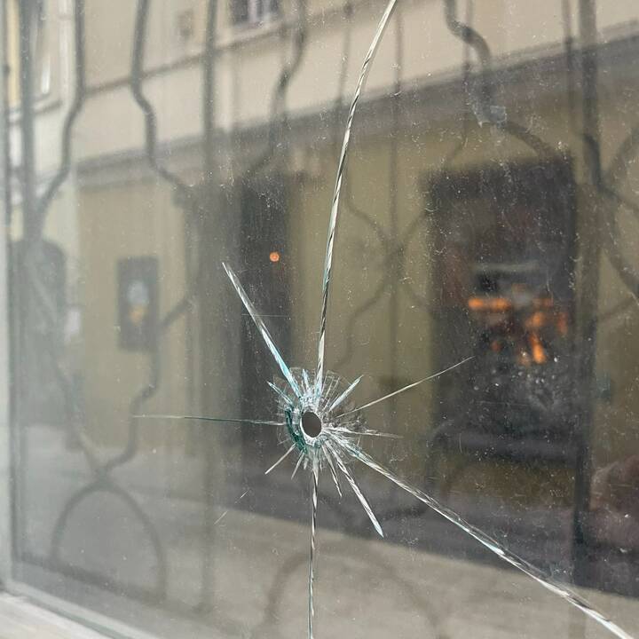 Peršautas langas.