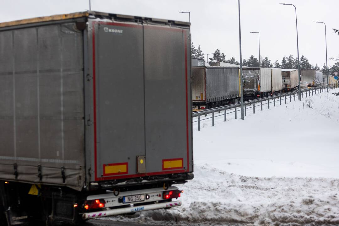 Kirtimų gatvėje – vilkikų spūstis