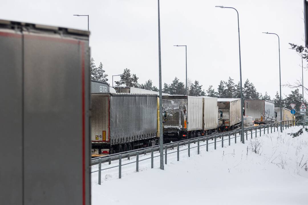 Kirtimų gatvėje – vilkikų spūstis