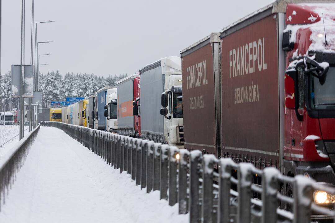 Kirtimų gatvėje – vilkikų spūstis