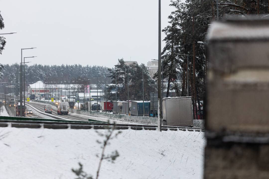 Kirtimų gatvėje – vilkikų spūstis