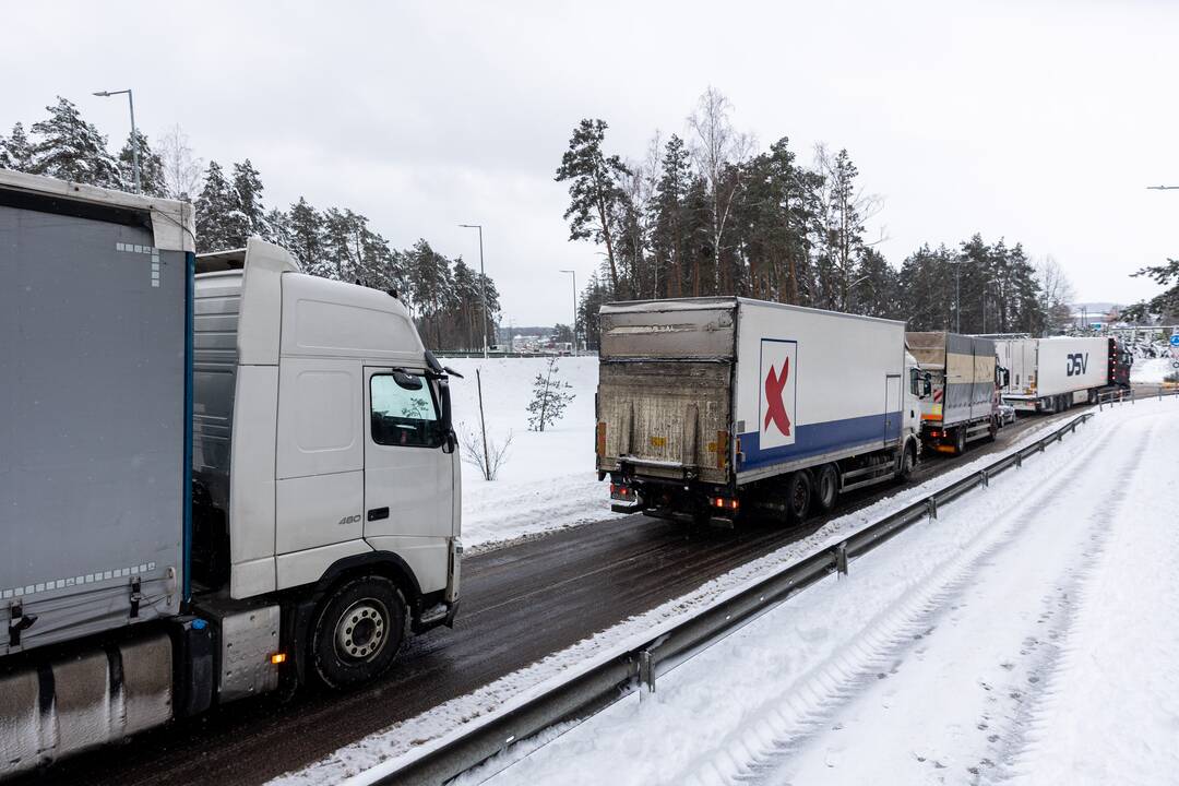 Kirtimų gatvėje – vilkikų spūstis