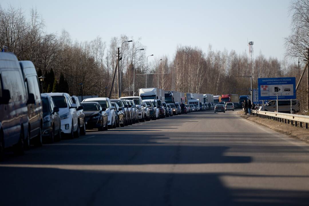 Automobilių eilės prie Medininkų pasienio punkto.