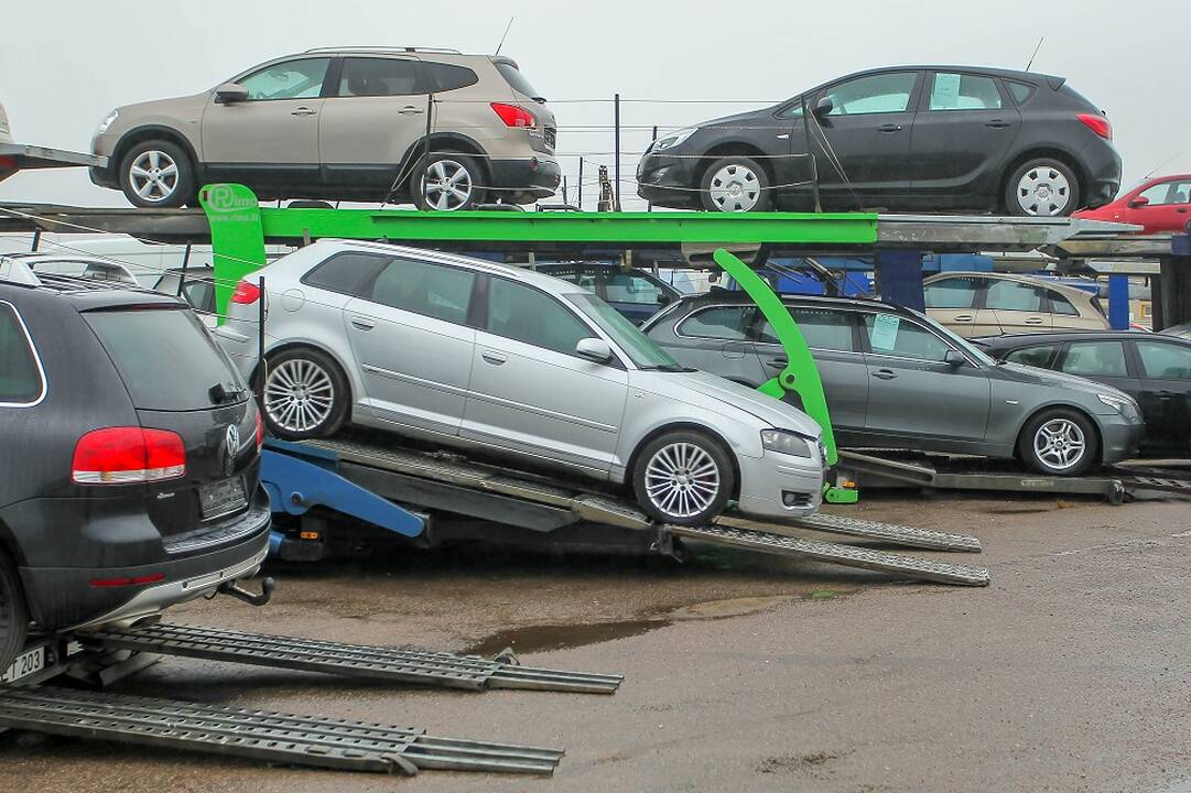 Sujudimas: Ukrainoje pristabdžius muito mokesčius Kaune pardavėjai vos spėdavo gabenti automobilius iš Vakarų Europos jų laukiantiems ukrainiečiams.