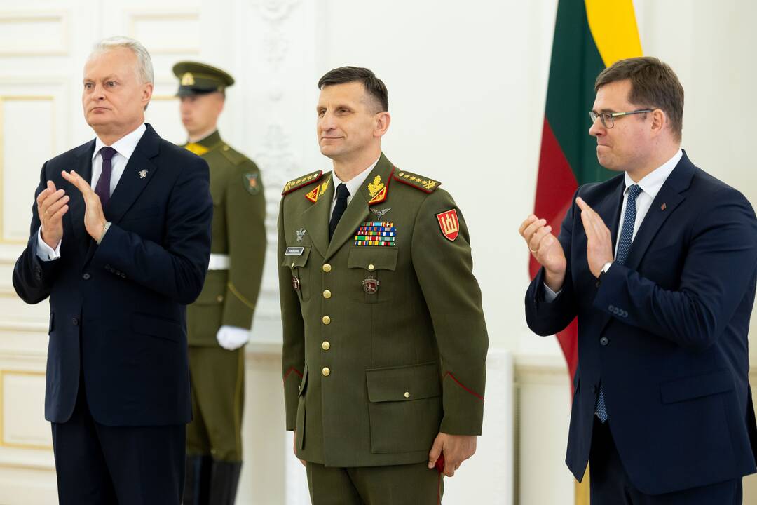 Prezidentas suteikė generolo laipsnį brigados generolui R. Vaikšnorui.