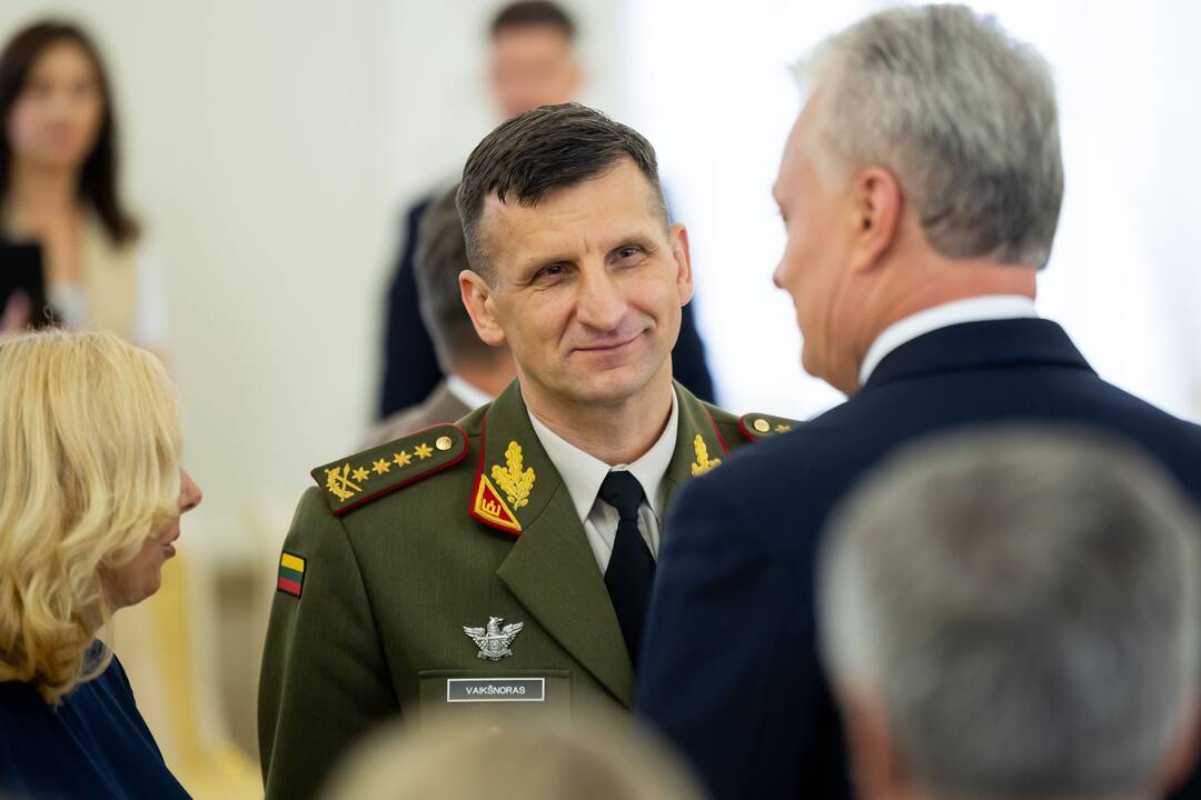 Prezidentas suteikė generolo laipsnį brigados generolui R. Vaikšnorui.
