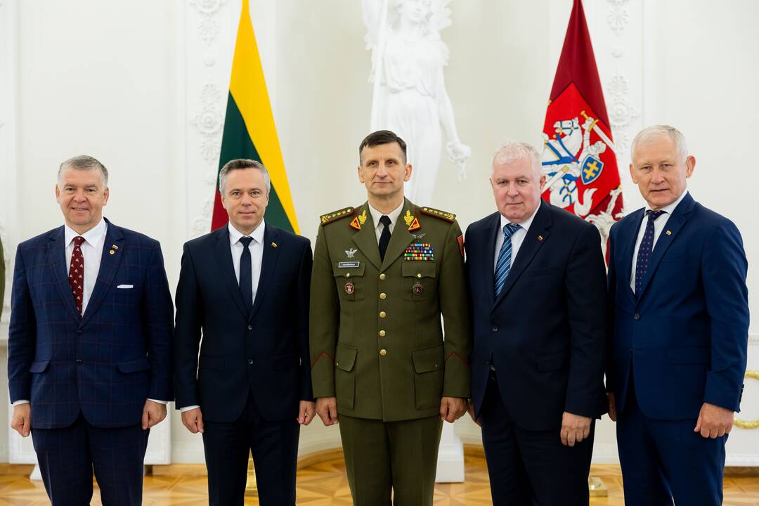 Prezidentas suteikė generolo laipsnį brigados generolui R. Vaikšnorui.