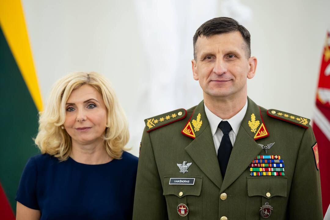 Prezidentas suteikė generolo laipsnį brigados generolui R. Vaikšnorui.