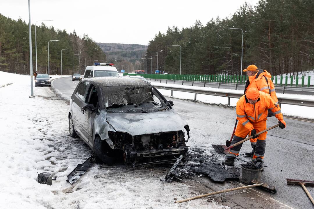 Vilniuje kelionės metu užsidegė automobilis