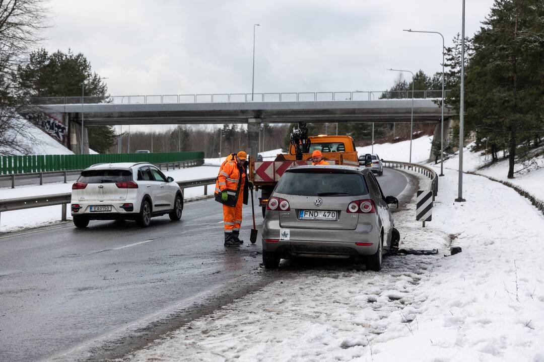 Vilniuje kelionės metu užsidegė automobilis