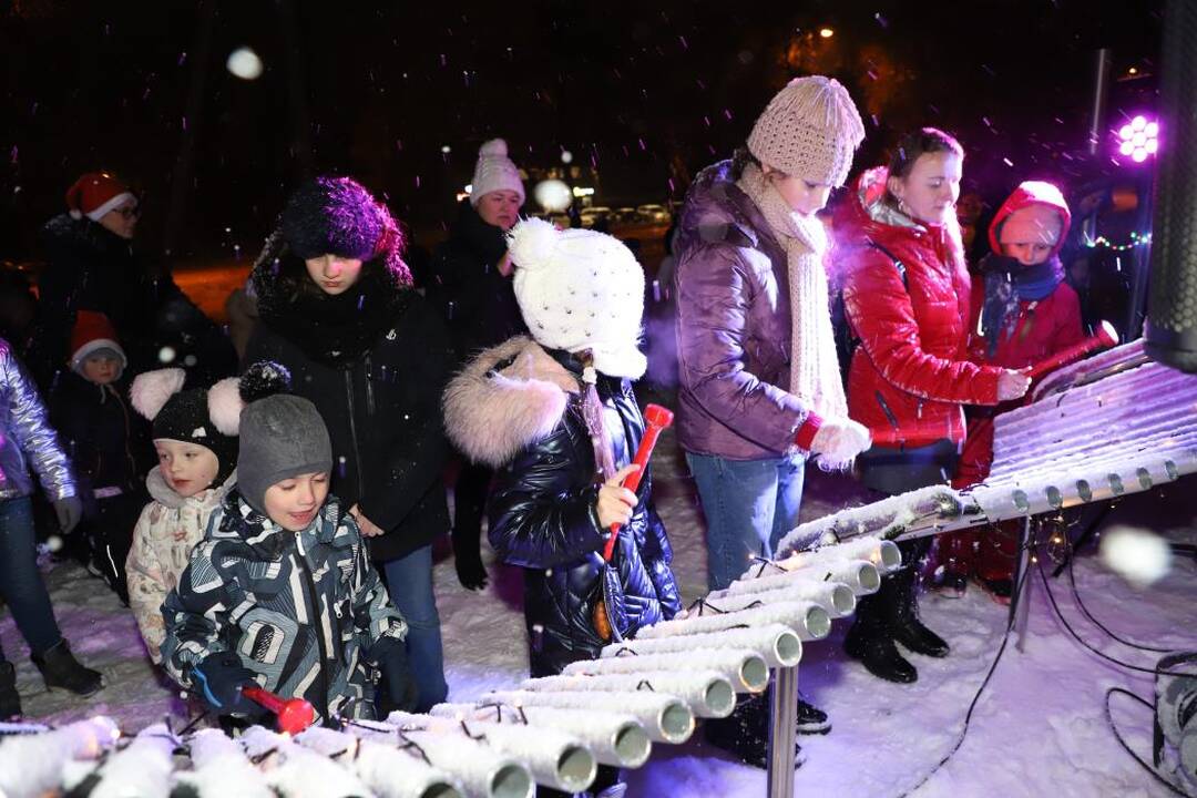 Garsai: jaunieji domeikaviečiai iš karto išbandė instrumentus.