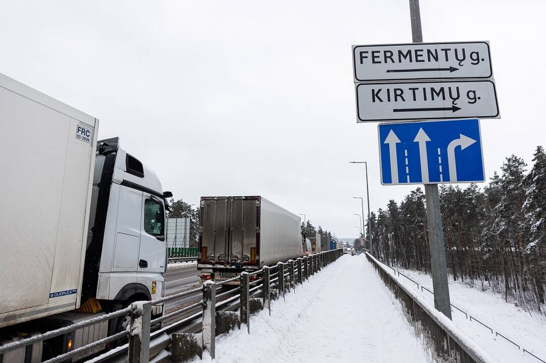 Kirtimų gatvėje – vilkikų spūstis