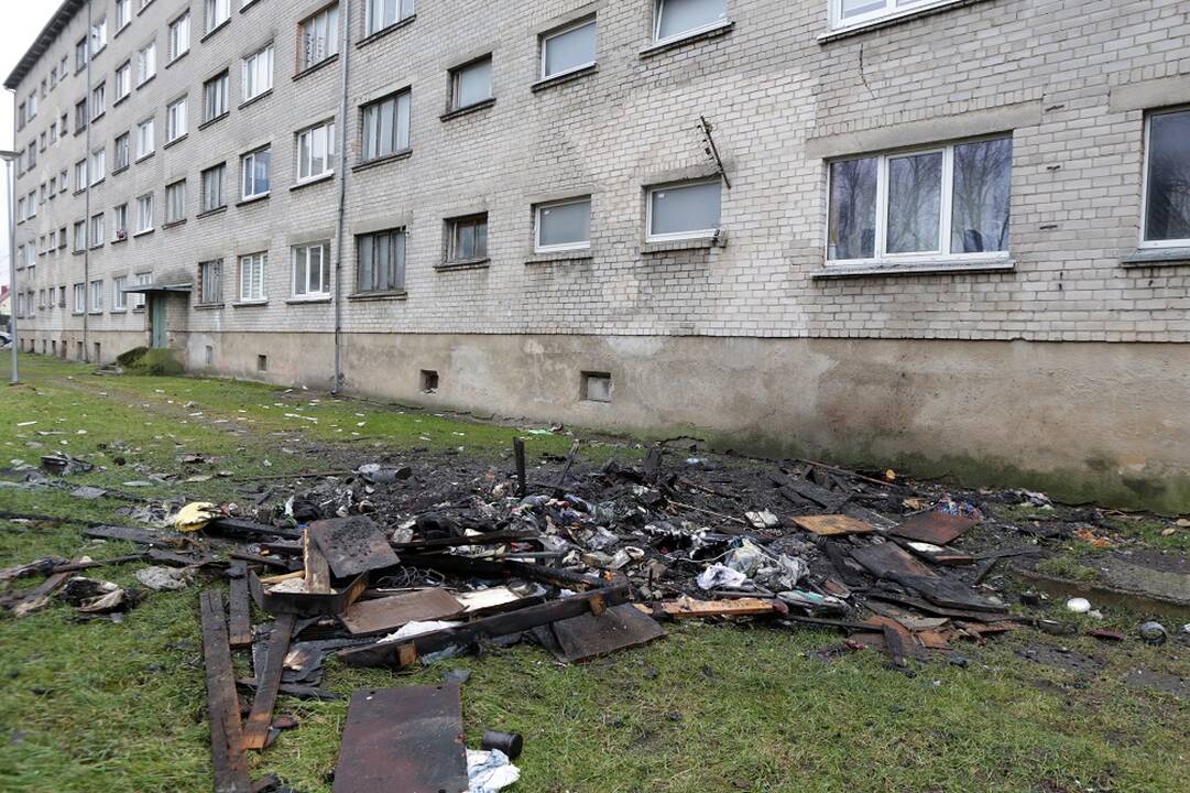 Pasekmės: penktadienį ryte gaisro nusiaubtame bute žiojėjo lango ertmė, kaimynai vėdino savo kambarius atvėrę langus.
