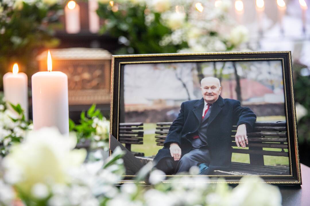 Kaunas atsisveikina su kardiochirurgijos legenda Jurgiu Brėdikiu