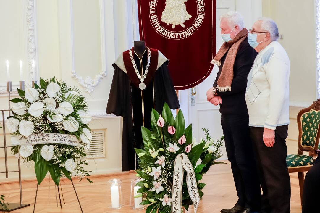Vytauto Didžiojo universitete atsisveikinama su prof. B. Vaškeliu