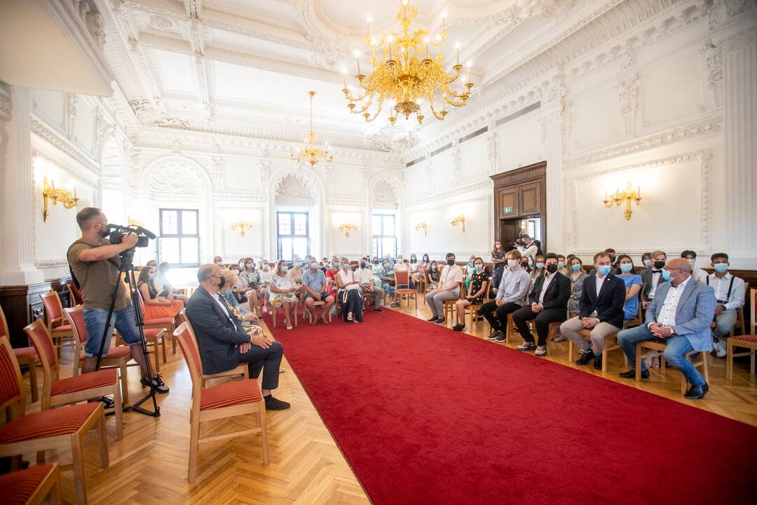 Kauno rotušėje pagerbti geriausi miesto abiturientai