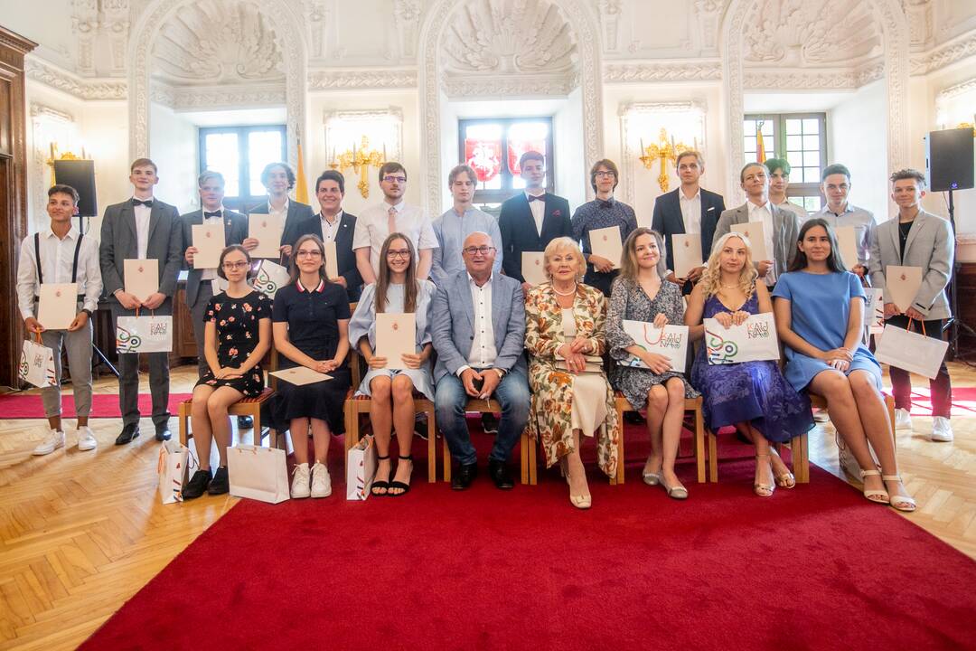 Kauno rotušėje pagerbti geriausi miesto abiturientai