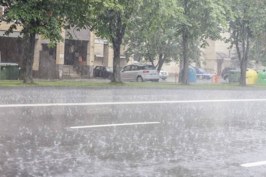 Vietomis Kauną skalavo smarkus lietus