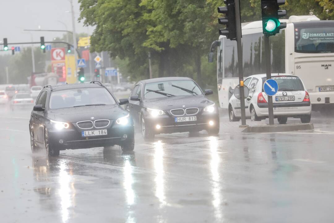 Vietomis Kauną skalavo smarkus lietus