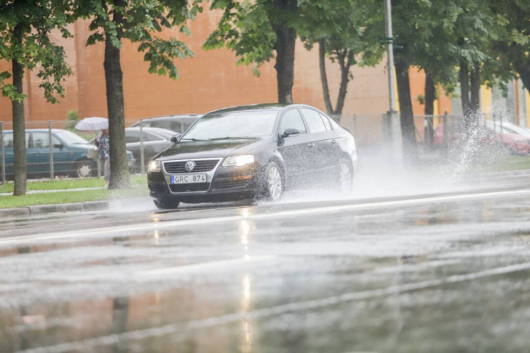 Vietomis Kauną skalavo smarkus lietus