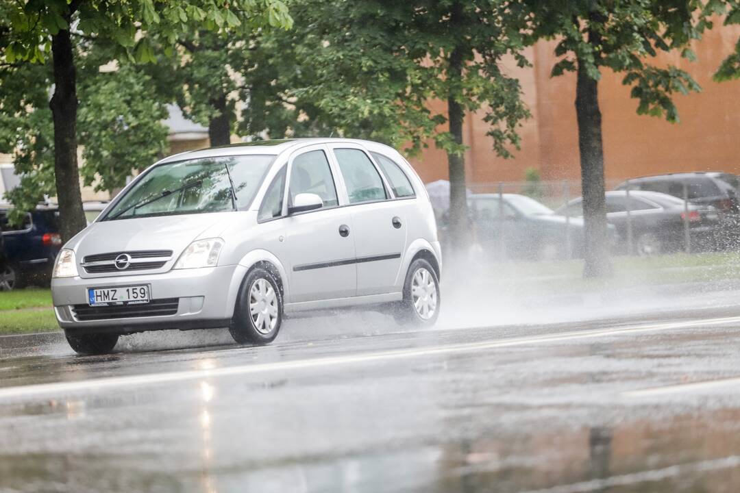Vietomis Kauną skalavo smarkus lietus