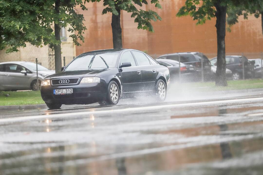 Vietomis Kauną skalavo smarkus lietus