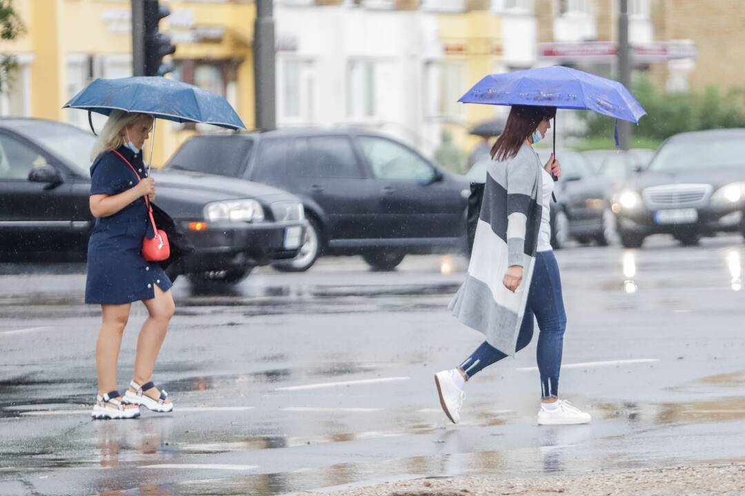 Vietomis Kauną skalavo smarkus lietus