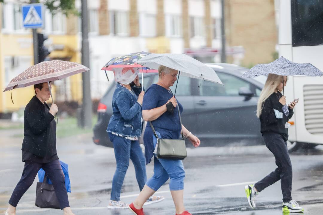 Vietomis Kauną skalavo smarkus lietus