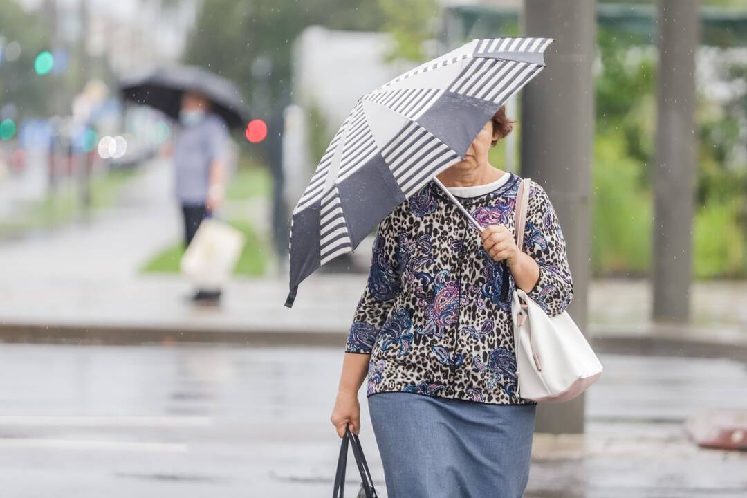 Vietomis Kauną skalavo smarkus lietus