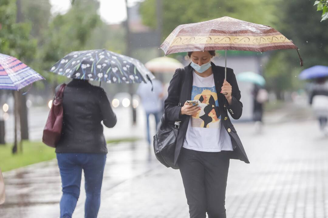 Vietomis Kauną skalavo smarkus lietus