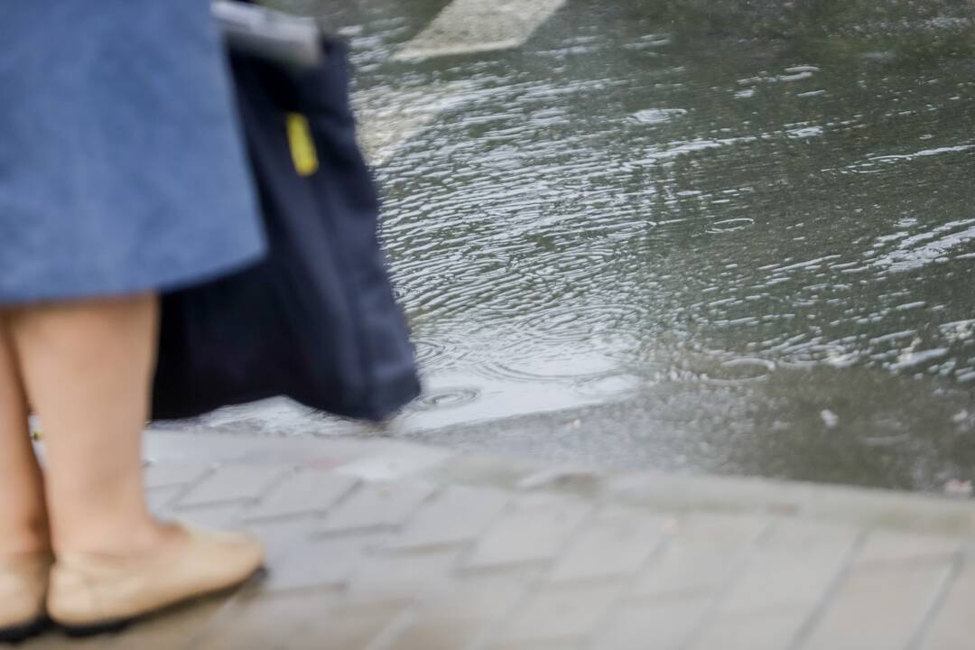Vietomis Kauną skalavo smarkus lietus