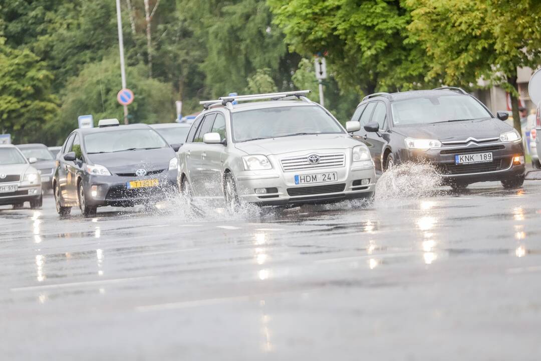 Vietomis Kauną skalavo smarkus lietus