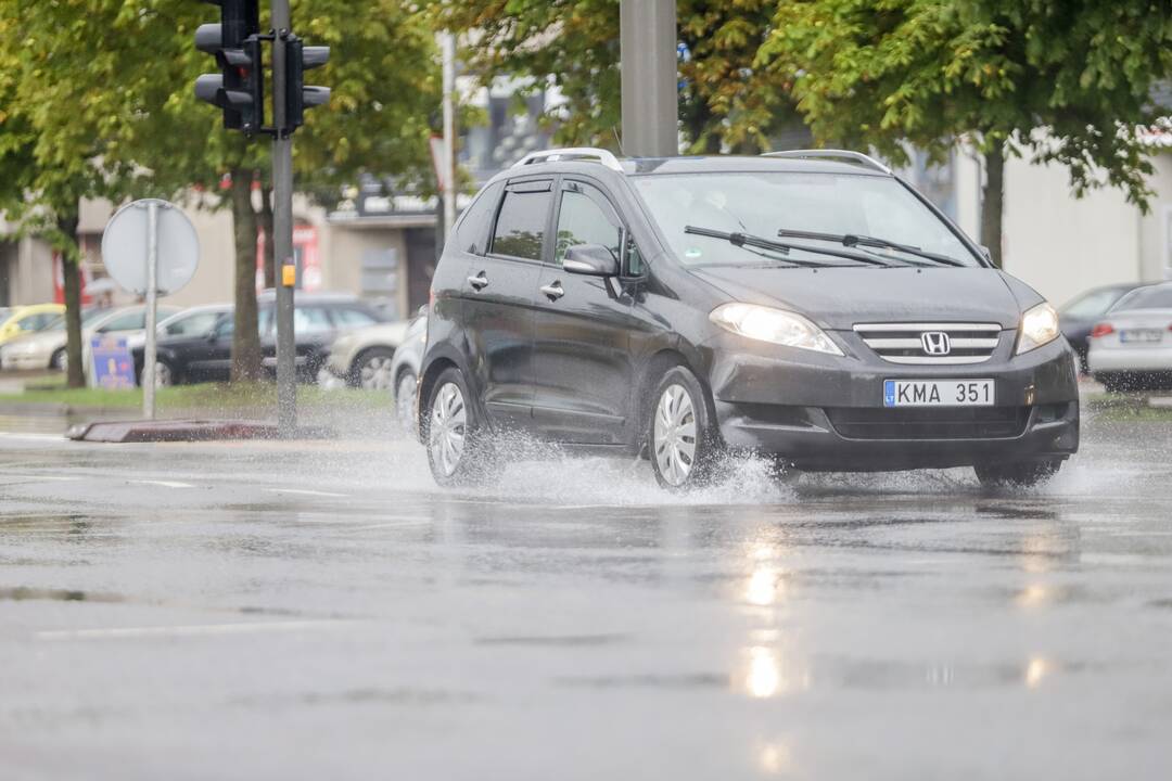 Vietomis Kauną skalavo smarkus lietus