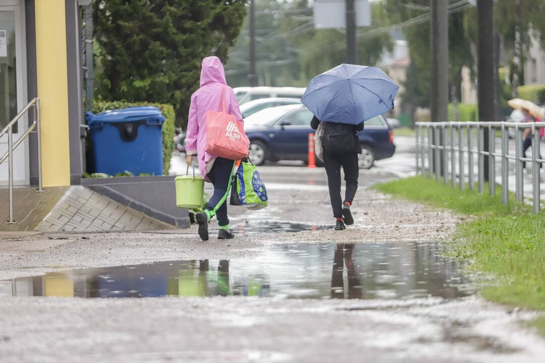 Vietomis Kauną skalavo smarkus lietus