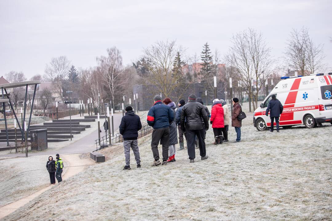 Garliavos parko upelyje aptiktas įšalusio nežinomo vyro kūnas