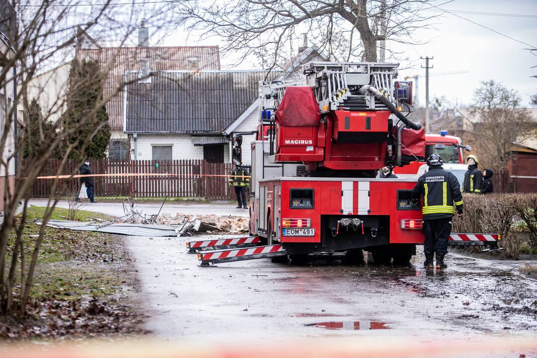 Stiprus vėjas Kaune apgadino namų stogus