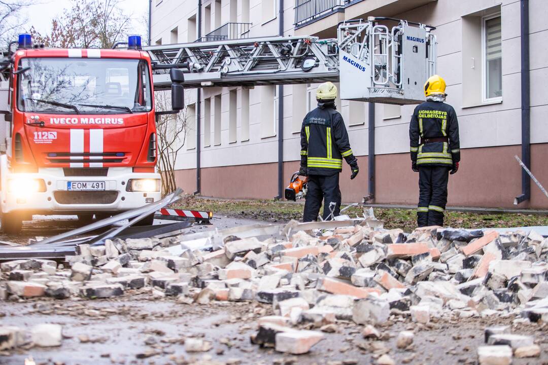 Stiprus vėjas Kaune apgadino namų stogus