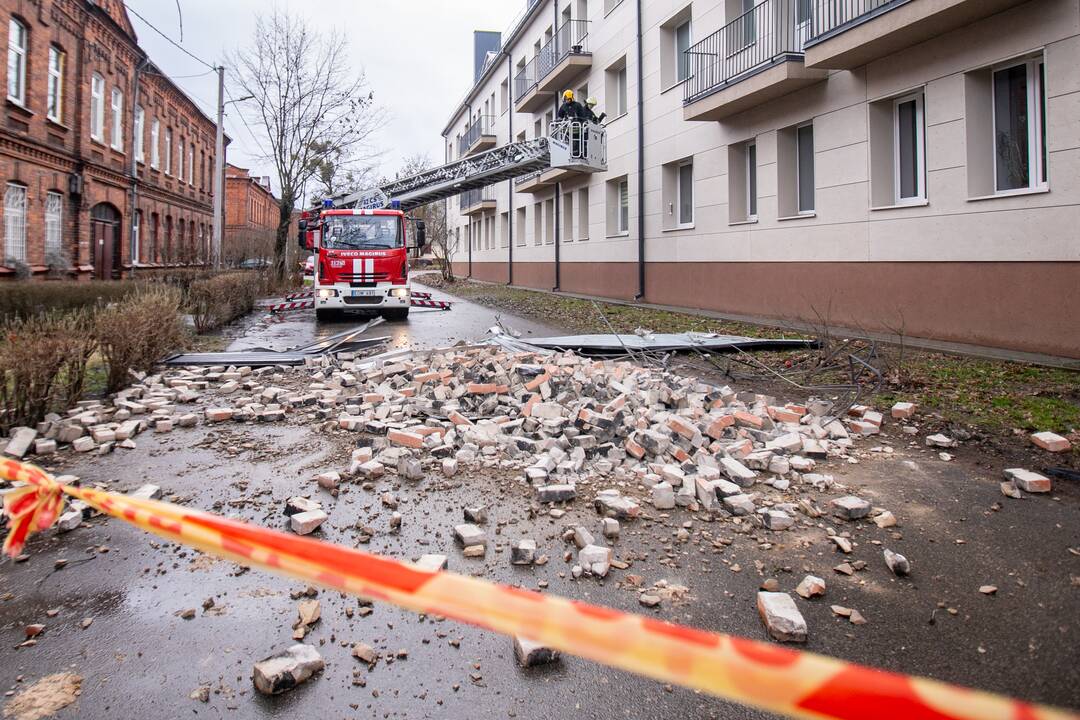 Stiprus vėjas Kaune apgadino namų stogus
