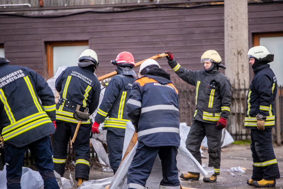 Stiprus vėjas Kaune apgadino namų stogus
