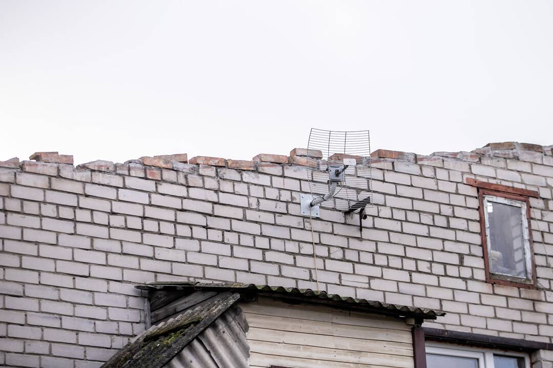 Stiprus vėjas Kaune apgadino namų stogus