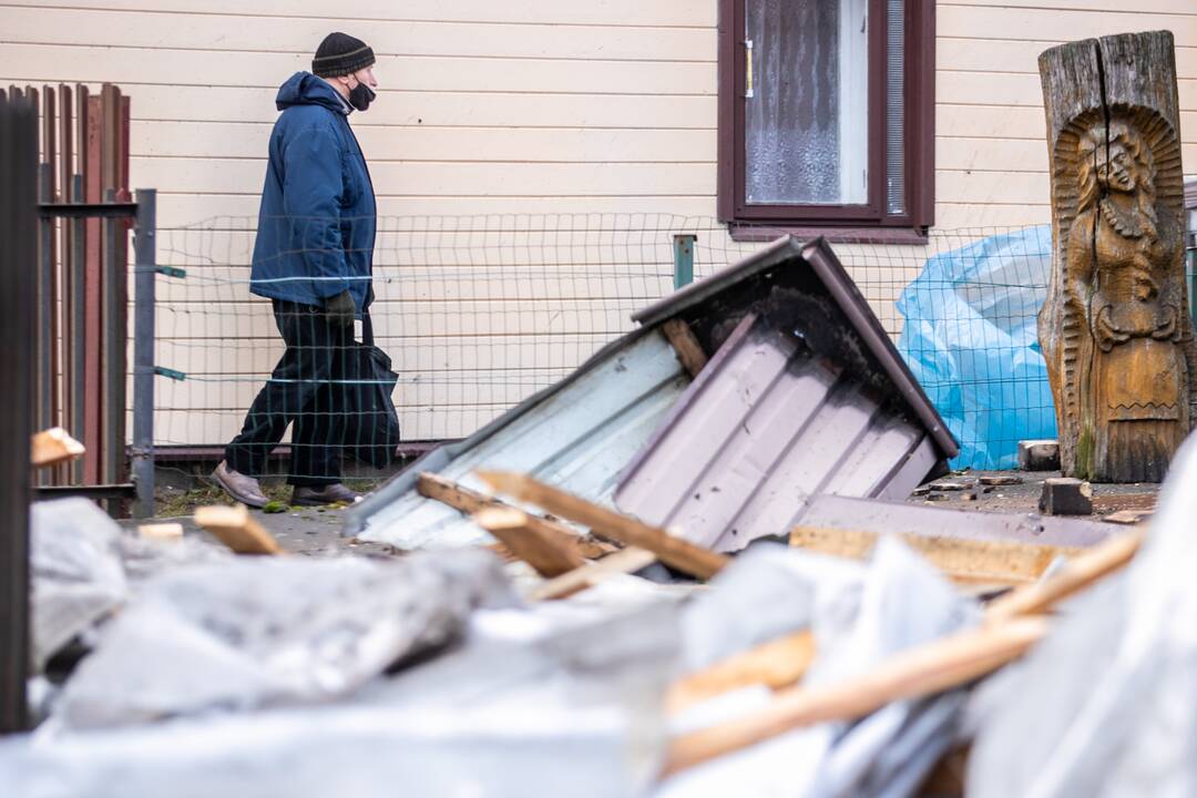Stiprus vėjas Kaune apgadino namų stogus