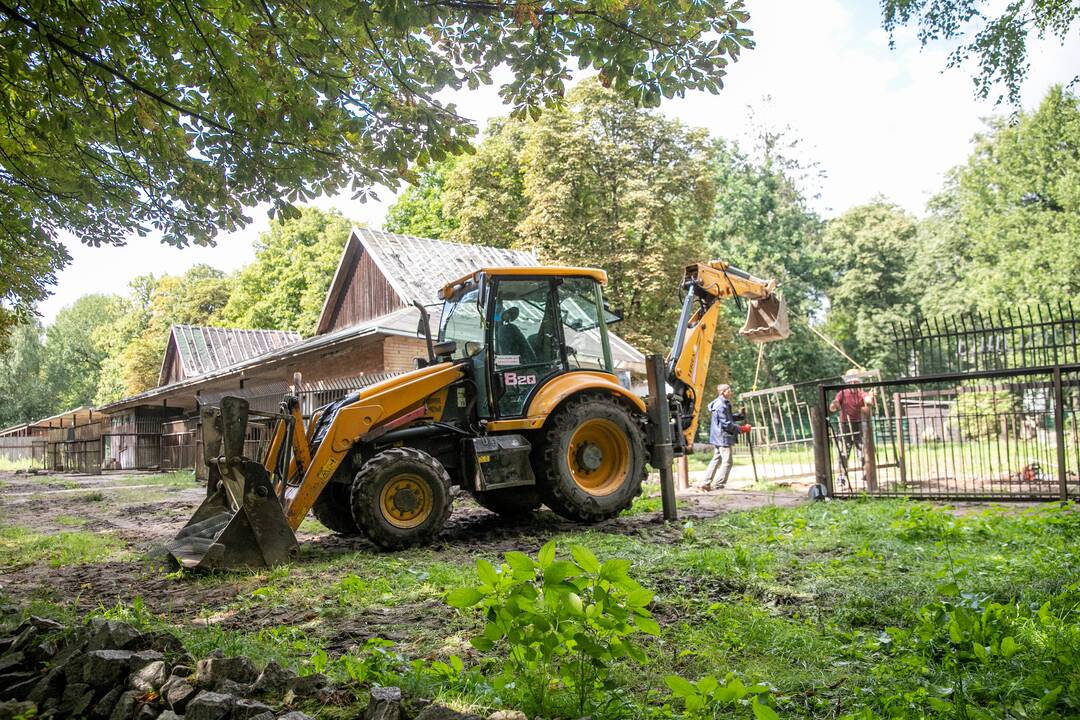 Lietuvos zoologijos sode karaliauja statybų technika
