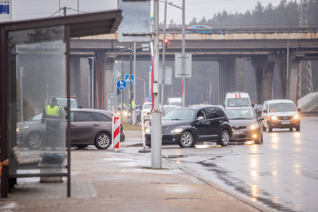 Prie COVID-19 mobilaus punkto – vėl milžiniškos eilės