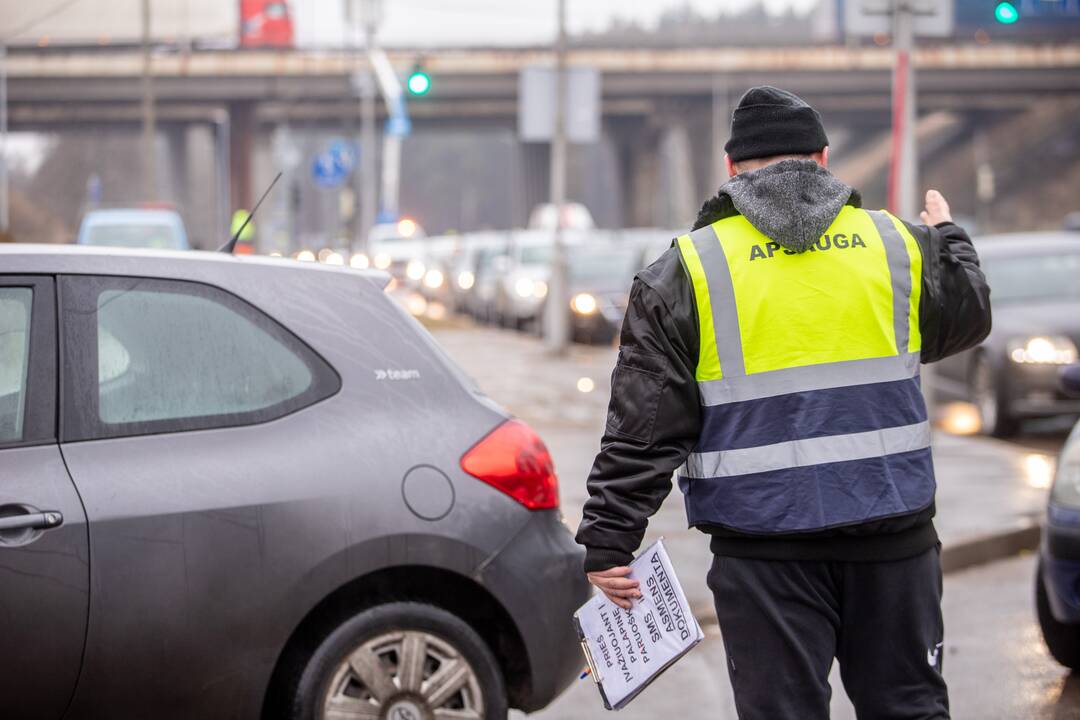 Prie COVID-19 mobilaus punkto – vėl milžiniškos eilės
