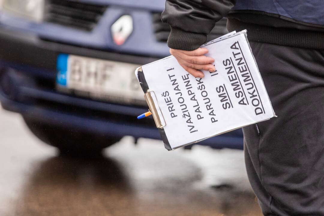 Prie COVID-19 mobilaus punkto – vėl milžiniškos eilės