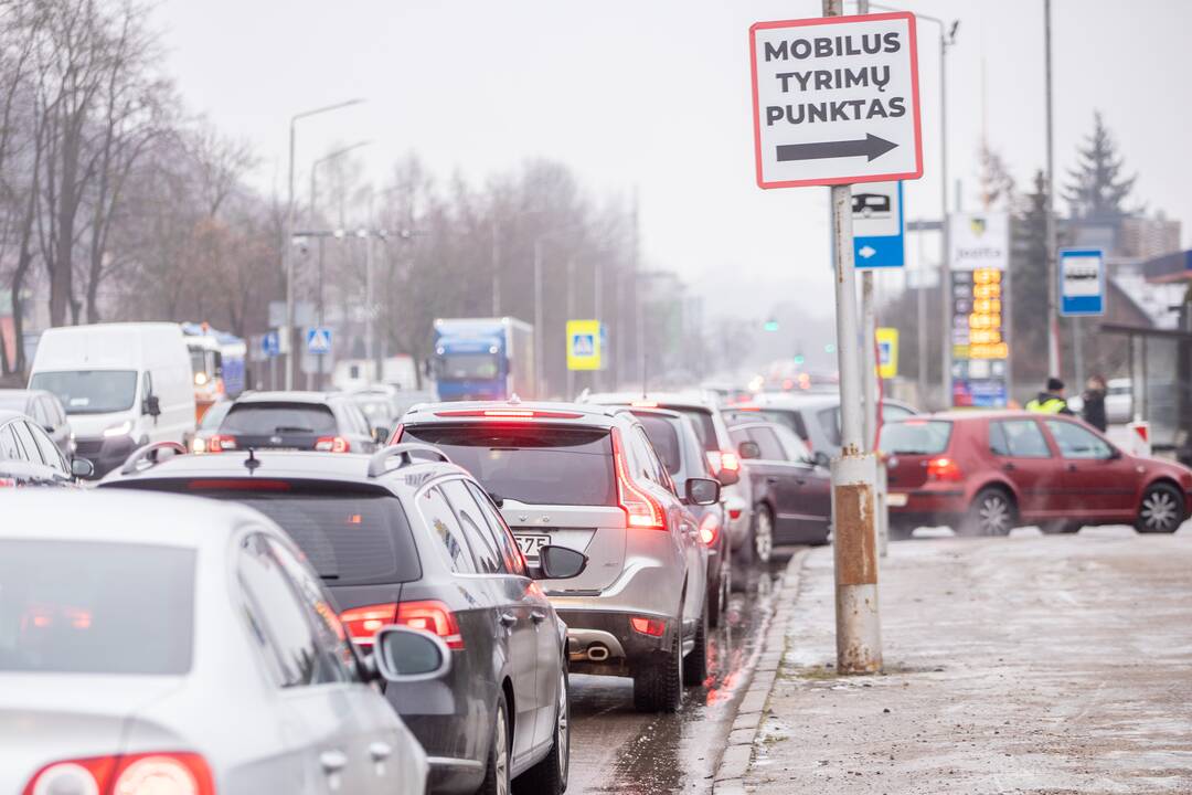 Prie COVID-19 mobilaus punkto – vėl milžiniškos eilės