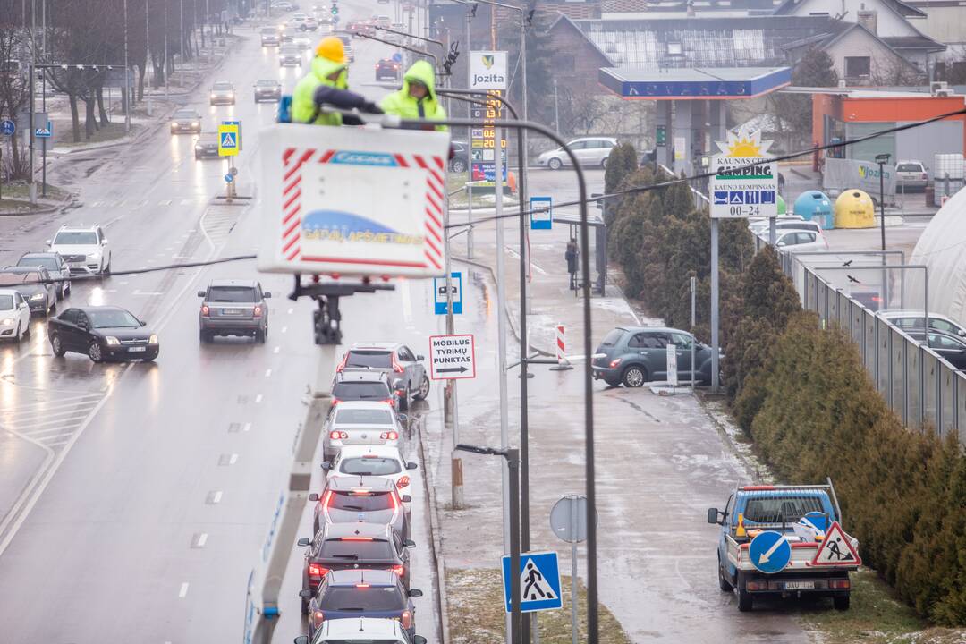 Prie COVID-19 mobilaus punkto – vėl milžiniškos eilės