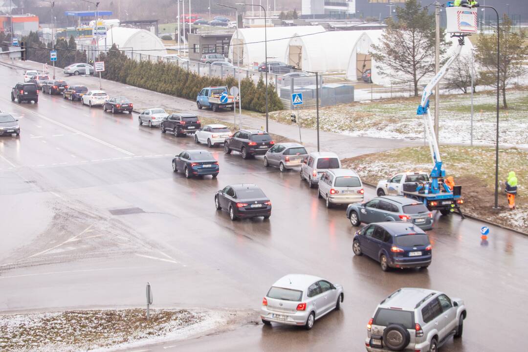 Prie COVID-19 mobilaus punkto – vėl milžiniškos eilės