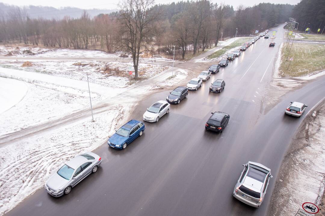 Prie COVID-19 mobilaus punkto – vėl milžiniškos eilės